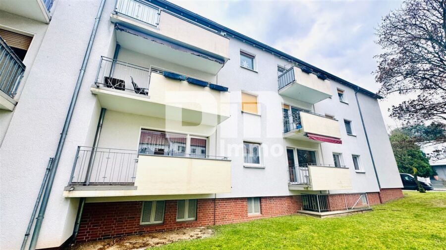 (R)eserviert! Etagenwohnung mit Balkon, Kellerraum und Garage - Rückansicht